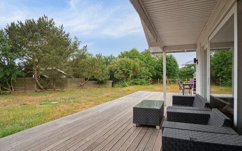 Janna - 75M from the Sea: Möbel, Interior Design, Flooring, Holz, Fussboden, Decke, Holzboden, Stuhl, Tabelle, Beleuchtung