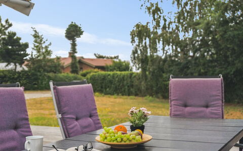 Janna - 75M from the Sea: Möbel, Interior Design, Flooring, Holz, Fussboden, Decke, Holzboden, Stuhl, Tabelle, Beleuchtung