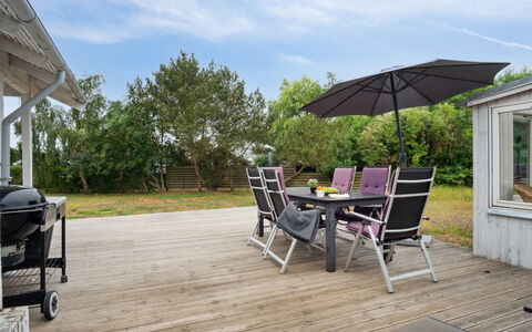 Janna - 75M from the Sea: Möbel, Interior Design, Flooring, Holz, Fussboden, Decke, Holzboden, Stuhl, Tabelle, Beleuchtung