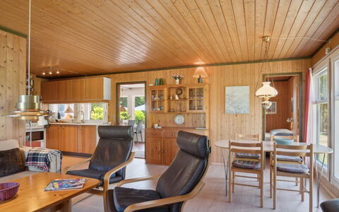 Carena - 1.8Km from the Sea: Wohngebiet, Dach, Vorort, Auffahrt, Estate, Kamin