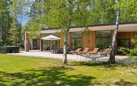 Tinja - 900M from the Sea: Möbel, Interior Design, Flooring, Holz, Fussboden, Decke, Holzboden, Stuhl, Tabelle, Beleuchtung