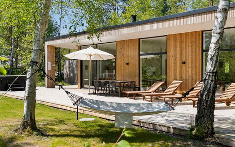 Tinja - 900M from the Sea: Möbel, Interior Design, Flooring, Holz, Fussboden, Decke, Holzboden, Stuhl, Tabelle, Beleuchtung