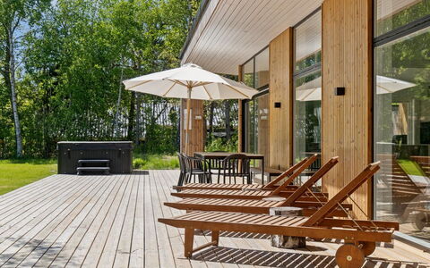 Tinja - 900M from the Sea: Möbel, Interior Design, Flooring, Holz, Fussboden, Decke, Holzboden, Stuhl, Tabelle, Beleuchtung