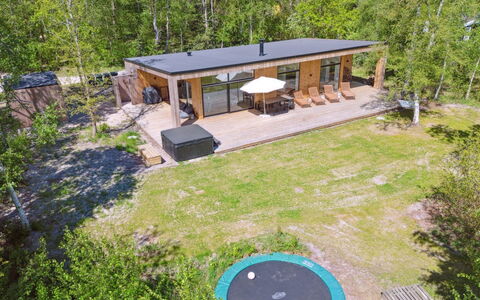 Tinja - 900M from the Sea: Möbel, Interior Design, Flooring, Holz, Fussboden, Decke, Holzboden, Stuhl, Tabelle, Beleuchtung