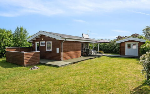 Felicity - 250M from the Sea: Dach, Haus, Grundstueck, Zuhause, Hütte, Estate, Gartenbauten, Schatten, Blockhaus, Landscaping