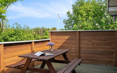 Felicity - 250M from the Sea: Dach, Haus, Grundstueck, Zuhause, Hütte, Estate, Gartenbauten, Schatten, Blockhaus, Landscaping