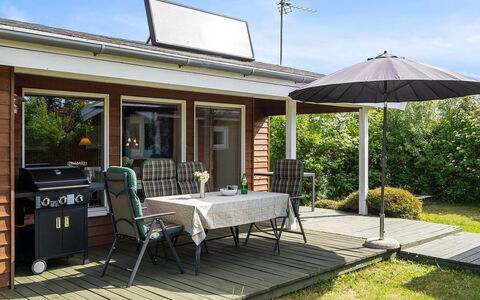 Felicity - 250M from the Sea: Dach, Haus, Grundstueck, Zuhause, Hütte, Estate, Gartenbauten, Schatten, Blockhaus, Landscaping