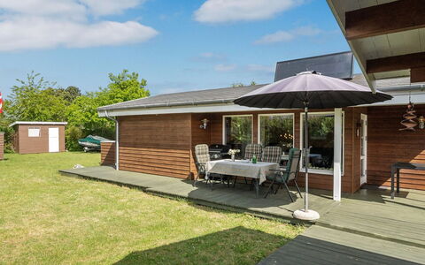 Felicity - 250M from the Sea: Dach, Haus, Grundstueck, Zuhause, Hütte, Estate, Gartenbauten, Schatten, Blockhaus, Landscaping