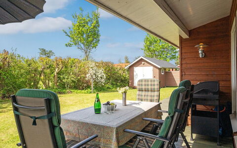 Felicity - 250M from the Sea: Dach, Haus, Grundstueck, Zuhause, Hütte, Estate, Gartenbauten, Schatten, Blockhaus, Landscaping