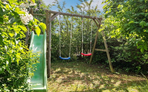 Felicity - 250M from the Sea: Dach, Haus, Grundstueck, Zuhause, Hütte, Estate, Gartenbauten, Schatten, Blockhaus, Landscaping