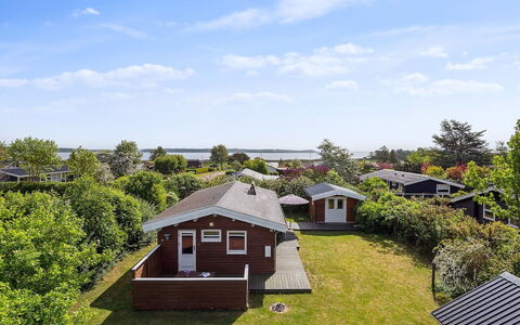 Felicity - 250M from the Sea: Dach, Haus, Grundstueck, Zuhause, Hütte, Estate, Gartenbauten, Schatten, Blockhaus, Landscaping