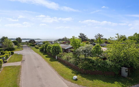 Felicity - 250M from the Sea: Dach, Haus, Grundstueck, Zuhause, Hütte, Estate, Gartenbauten, Schatten, Blockhaus, Landscaping