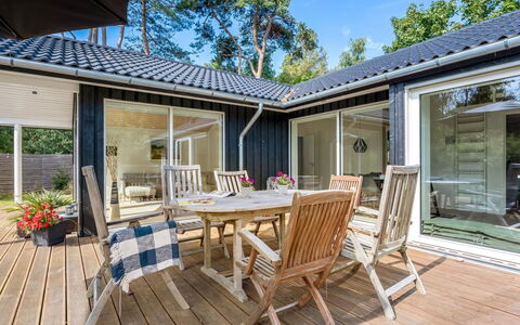 Elin - 200M from the Sea: Möbel, Interior Design, Flooring, Holz, Fussboden, Decke, Holzboden, Stuhl, Tabelle, Beleuchtung