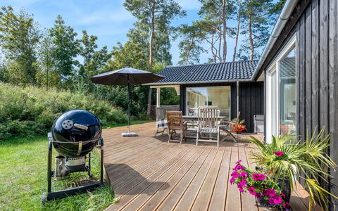 Elin - 200M from the Sea: Möbel, Interior Design, Flooring, Holz, Fussboden, Decke, Holzboden, Stuhl, Tabelle, Beleuchtung