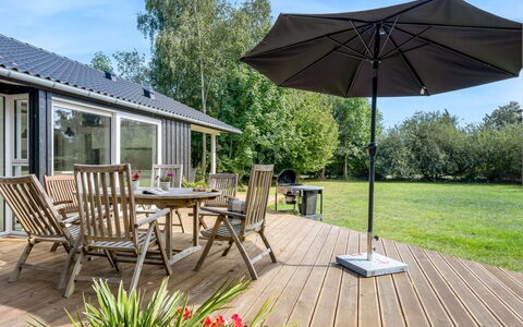Elin - 200M from the Sea: Möbel, Interior Design, Flooring, Holz, Fussboden, Decke, Holzboden, Stuhl, Tabelle, Beleuchtung