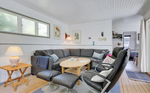 Harri - 700M from the Sea: Möbel, Interior Design, Flooring, Holz, Fussboden, Decke, Holzboden, Stuhl, Tabelle, Beleuchtung