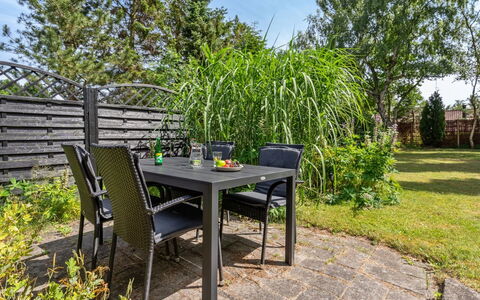 Harri - 700M from the Sea: Möbel, Interior Design, Flooring, Holz, Fussboden, Decke, Holzboden, Stuhl, Tabelle, Beleuchtung