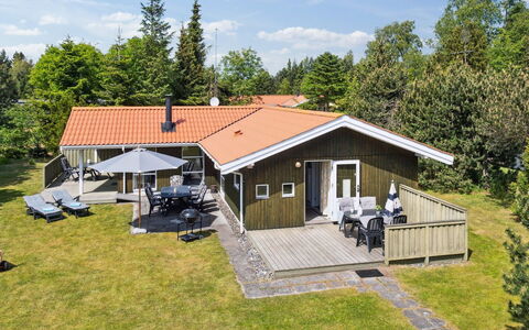 Eini - 500M from the Sea: Möbel, Interior Design, Flooring, Holz, Fussboden, Decke, Holzboden, Stuhl, Tabelle, Beleuchtung