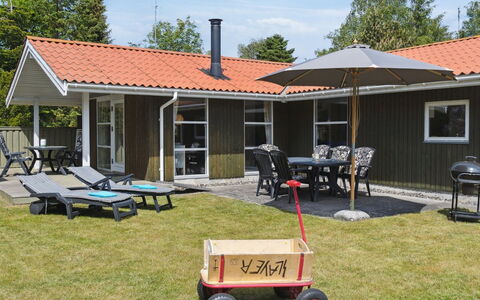 Eini - 500M from the Sea: Möbel, Interior Design, Flooring, Holz, Fussboden, Decke, Holzboden, Stuhl, Tabelle, Beleuchtung