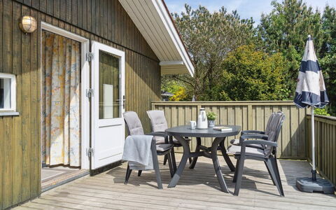 Eini - 500M from the Sea: Möbel, Interior Design, Flooring, Holz, Fussboden, Decke, Holzboden, Stuhl, Tabelle, Beleuchtung