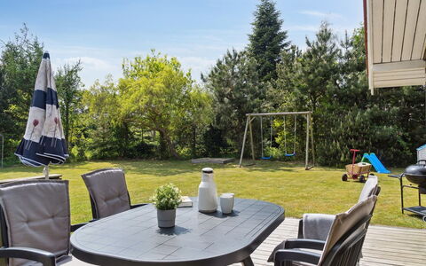 Eini - 500M from the Sea: Möbel, Interior Design, Flooring, Holz, Fussboden, Decke, Holzboden, Stuhl, Tabelle, Beleuchtung