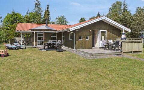 Eini - 500M from the Sea: Möbel, Interior Design, Flooring, Holz, Fussboden, Decke, Holzboden, Stuhl, Tabelle, Beleuchtung