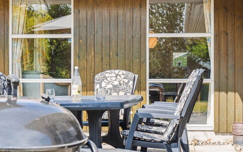 Eini - 500M from the Sea: Möbel, Interior Design, Flooring, Holz, Fussboden, Decke, Holzboden, Stuhl, Tabelle, Beleuchtung