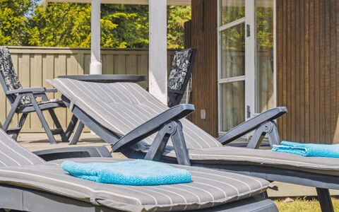 Eini - 500M from the Sea: Möbel, Interior Design, Flooring, Holz, Fussboden, Decke, Holzboden, Stuhl, Tabelle, Beleuchtung