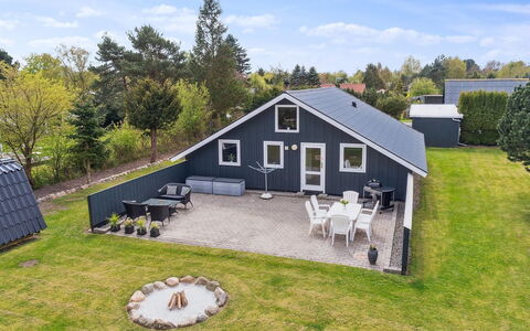 Reidar - 600M from the Sea: Flooring, Wand, Fussboden, Interior Design, Holz, Decke, Holzboden, Beleuchtung, Möbel, Laminatboden