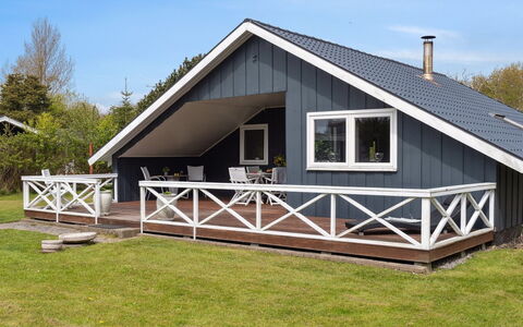 Reidar - 600M from the Sea: Flooring, Wand, Fussboden, Interior Design, Holz, Decke, Holzboden, Beleuchtung, Möbel, Laminatboden