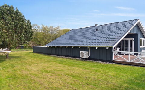 Reidar - 600M from the Sea: Flooring, Wand, Fussboden, Interior Design, Holz, Decke, Holzboden, Beleuchtung, Möbel, Laminatboden