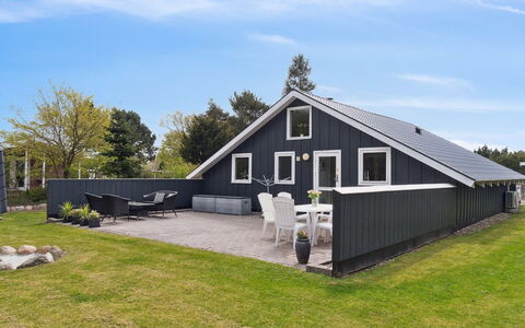 Reidar - 600M from the Sea: Flooring, Wand, Fussboden, Interior Design, Holz, Decke, Holzboden, Beleuchtung, Möbel, Laminatboden