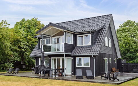 Esme - 30M from the Sea: Wohngebiet, Dach, Vorort, Auffahrt, Estate, Kamin