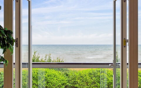 Esme - 30M from the Sea: Wohngebiet, Dach, Vorort, Auffahrt, Estate, Kamin