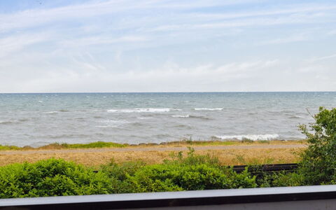Esme - 30M from the Sea: Wohngebiet, Dach, Vorort, Auffahrt, Estate, Kamin