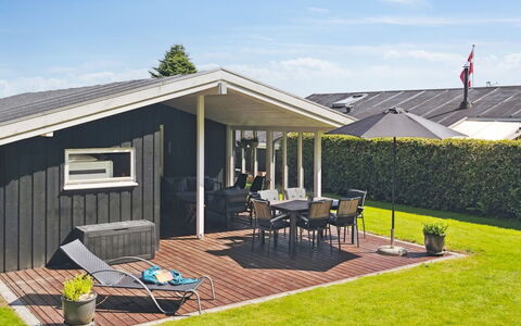 Fiete - 200M from the Sea: Dach, Haus, Grundstueck, Zuhause, Hütte, Estate, Gartenbauten, Schatten, Blockhaus, Landscaping