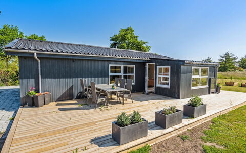Tabithe - 500M from the Sea: Dach, Haus, Grundstueck, Zuhause, Hütte, Estate, Gartenbauten, Schatten, Blockhaus, Landscaping