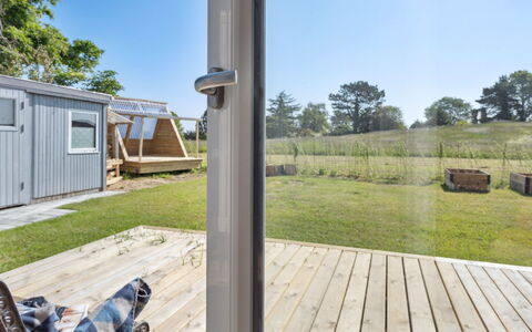 Tabithe - 500M from the Sea: Dach, Haus, Grundstueck, Zuhause, Hütte, Estate, Gartenbauten, Schatten, Blockhaus, Landscaping