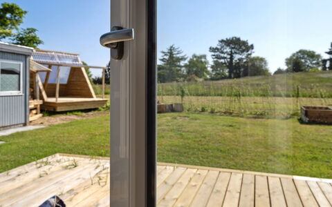 Tabithe - 500M from the Sea: Dach, Haus, Grundstueck, Zuhause, Hütte, Estate, Gartenbauten, Schatten, Blockhaus, Landscaping