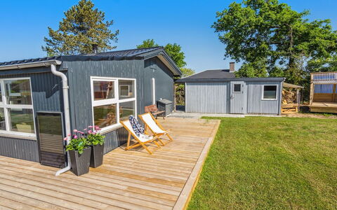 Tabithe - 500M from the Sea: Dach, Haus, Grundstueck, Zuhause, Hütte, Estate, Gartenbauten, Schatten, Blockhaus, Landscaping