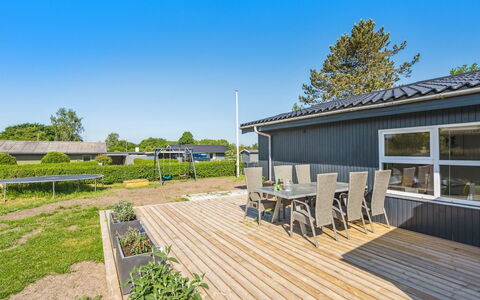 Tabithe - 500M from the Sea: Dach, Haus, Grundstueck, Zuhause, Hütte, Estate, Gartenbauten, Schatten, Blockhaus, Landscaping