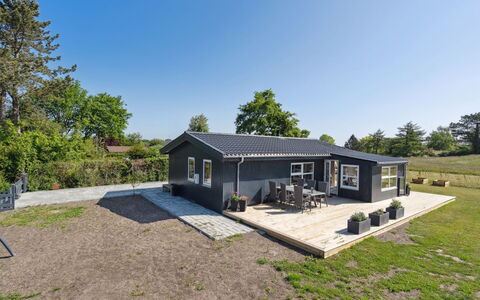 Tabithe - 500M from the Sea: Dach, Haus, Grundstueck, Zuhause, Hütte, Estate, Gartenbauten, Schatten, Blockhaus, Landscaping