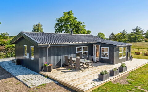 Tabithe - 500M from the Sea: Dach, Haus, Grundstueck, Zuhause, Hütte, Estate, Gartenbauten, Schatten, Blockhaus, Landscaping
