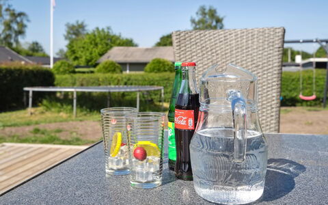 Tabithe - 500M from the Sea: Dach, Haus, Grundstueck, Zuhause, Hütte, Estate, Gartenbauten, Schatten, Blockhaus, Landscaping