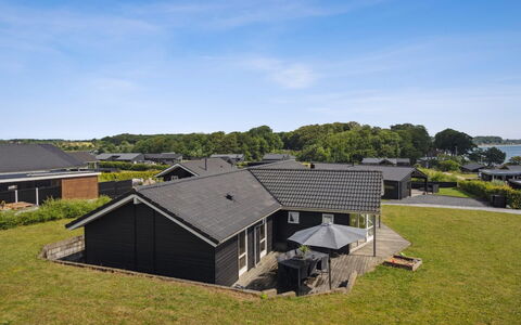 Geeske - 150M from the Sea: Blau, Strauch, Hütte, Ground, Garten, Estate, Schatten, Landscaping, Bauernhaus, Eco Hotel