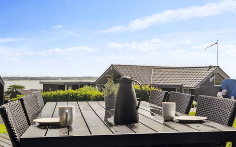 Geeske - 150M from the Sea: Blau, Strauch, Hütte, Ground, Garten, Estate, Schatten, Landscaping, Bauernhaus, Eco Hotel