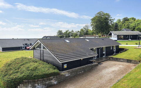 Geeske - 150M from the Sea: Blau, Strauch, Hütte, Ground, Garten, Estate, Schatten, Landscaping, Bauernhaus, Eco Hotel