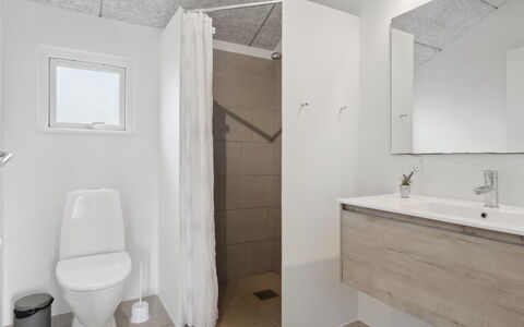 Geeske - 150M from the Sea: Flooring, Fussboden, Wand, Armatur, Holz, Badezimmer, Sinken, Decke, Interior Design, Bad Sink