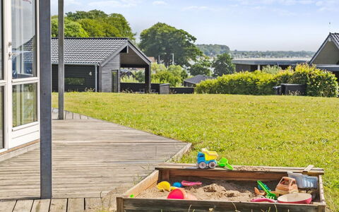 Geeske - 150M from the Sea: Freizeit, Kind, Erholung, Garten, Rasen, Garten, Landscaping, Hinterhof, Schatten