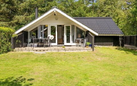 Anselma - 30Km from the Sea: Möbel, Interior Design, Stuhl, Flooring, Tabelle, Resort, Fussboden, Decke, Zimmer, Eco Hotel